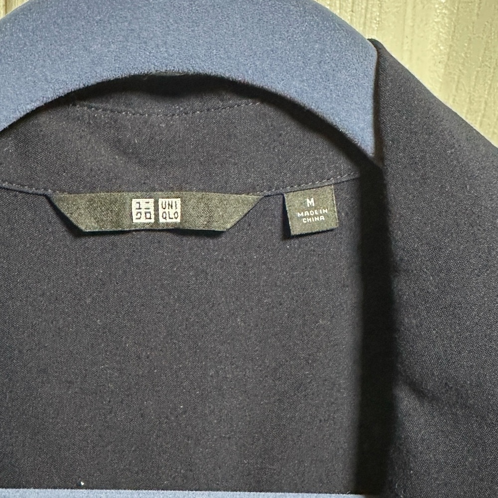 Sleeveless button down - Picture 3 of 3